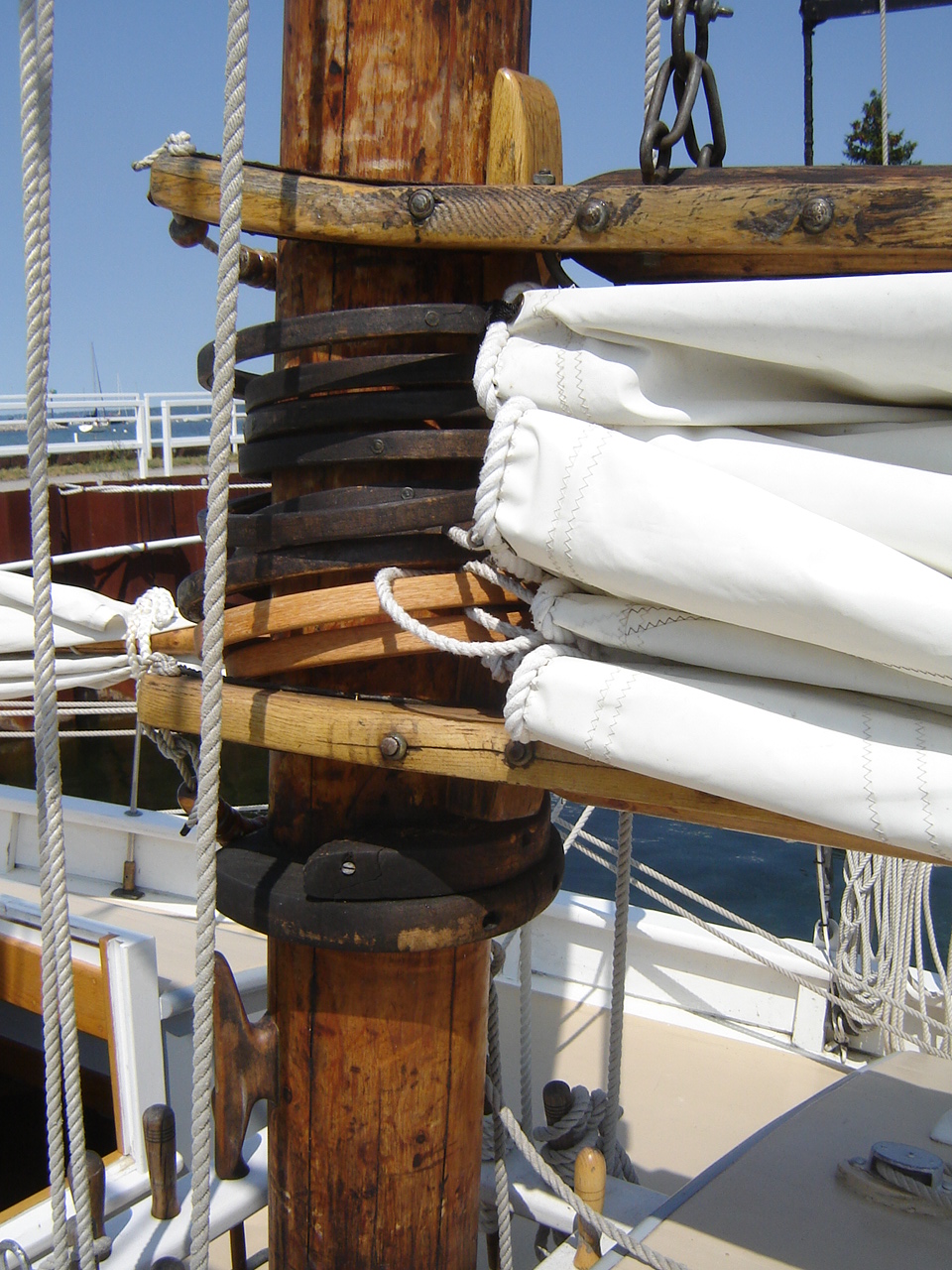 The mast on the Motor Yacht MC-1881-KJ